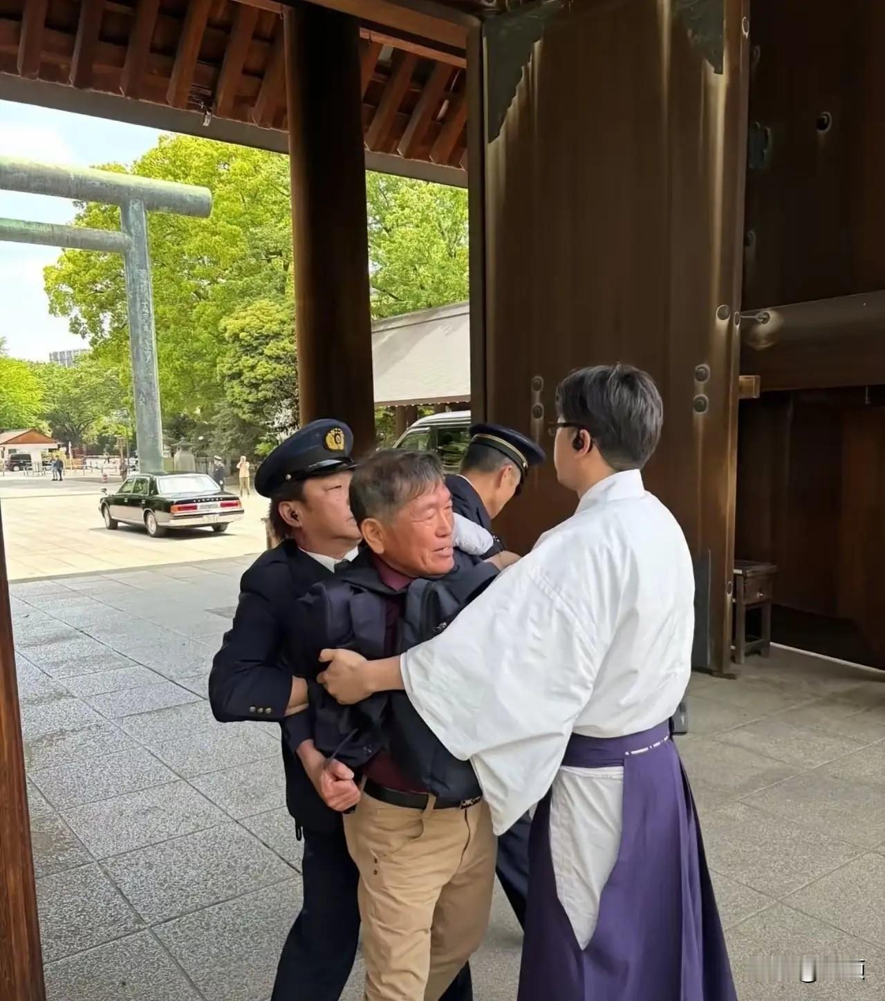 韩国老汉单枪匹马堵皇车、亮主权横幅…当地时间4月22日（靖国神社春祭期间） 。6