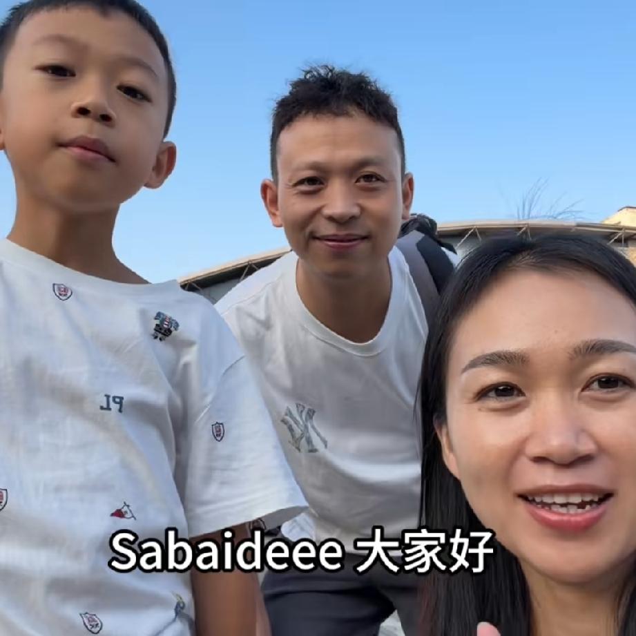 网络上经常会看到小雅和万里的视频小雅是老挝女孩，万里是中国男孩。万里因为公派在老