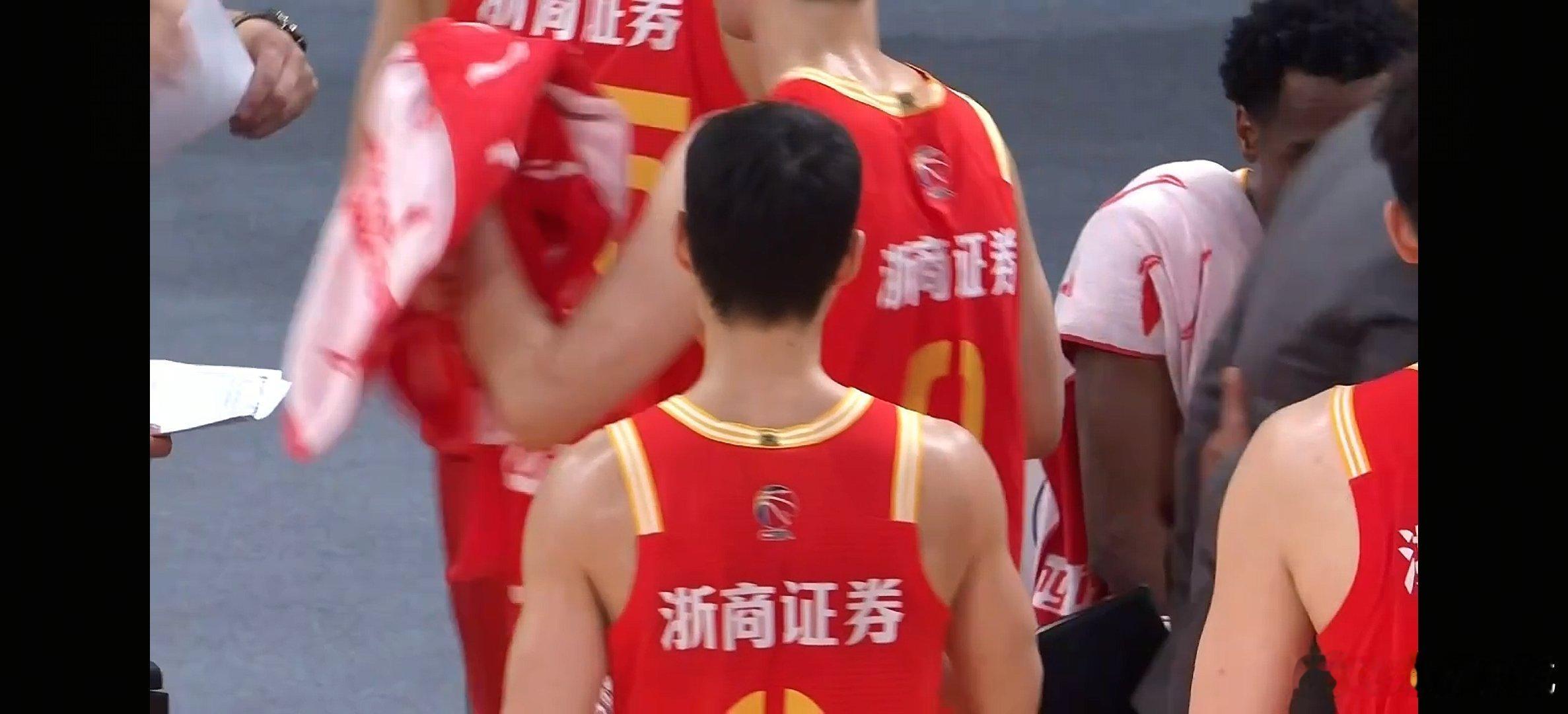 广厦VS北控加时赛准备开始，最后绝杀上篮超时了。。。。cba