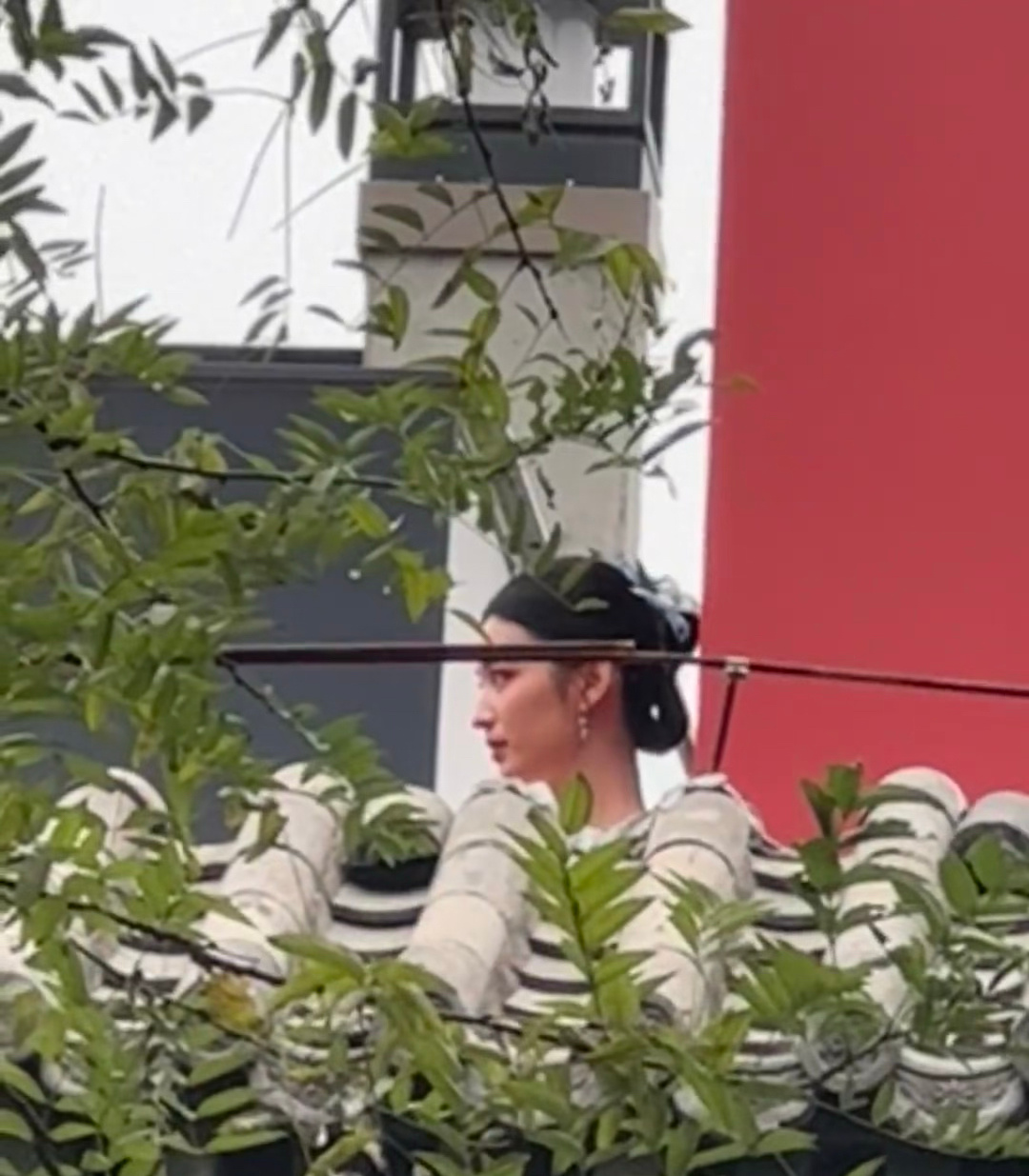 网友在鼓楼偶遇王楚然，疑似在拍摄。这生图状态也太好了吧[舔屏]。 ​​​