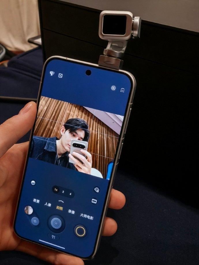 哇偶！看到荣耀Robot Phone 真机了，来至微博上的分享，看着画质貌似不错