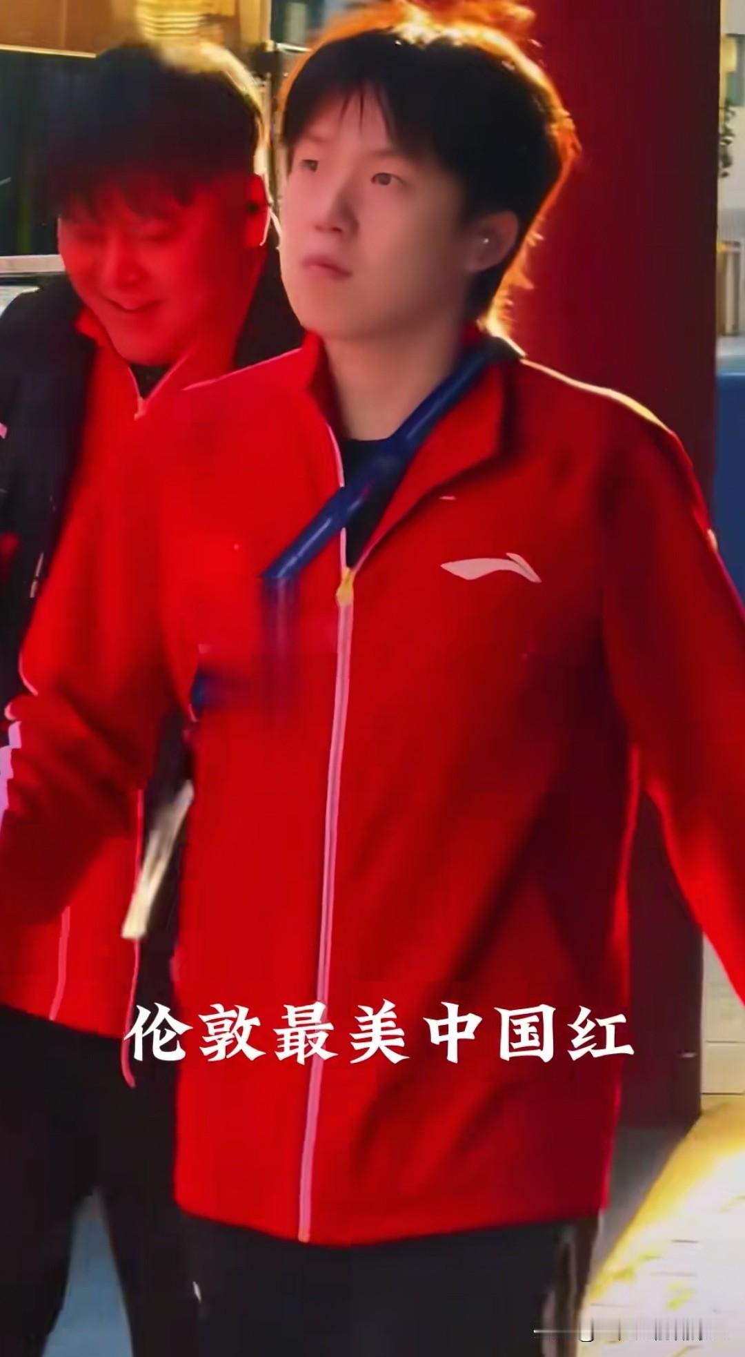 看到了吧，这时的王皓和大头师徒俩最帅。

他俩都穿着红色队服，在阳光的照耀下红的