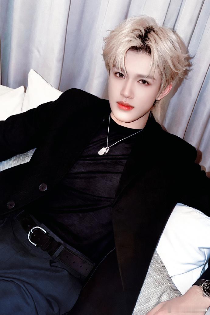 张极自评帅的人默不作声 张极这波自评太有反差萌了！嘴上说着不炫耀，结果金发配黑西