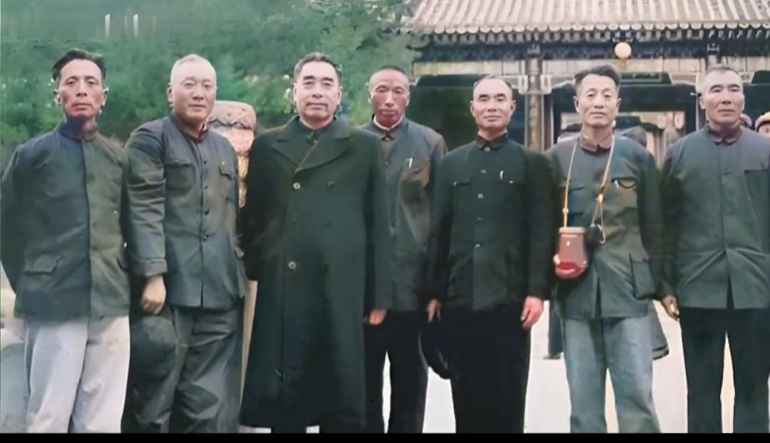 1959年9月 ，新中国成立10周年前夕，特赦了一批战犯。10月19日，周总理与