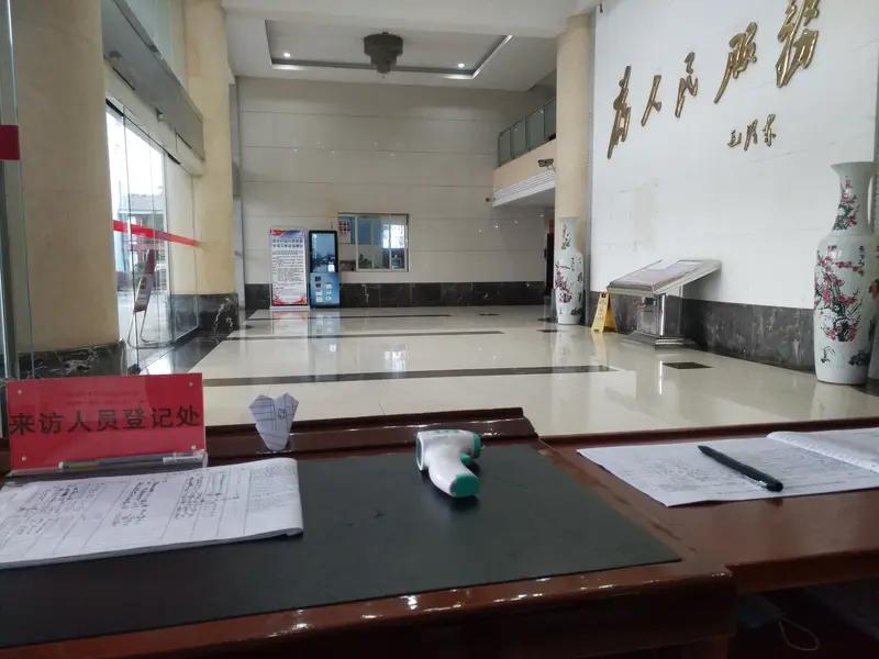 镇政府办事大厅上班时间无人上岗，办事群众跑空？有网友反映：在1月19日下午2点3