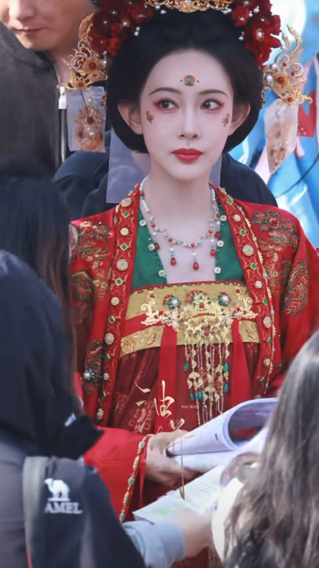 孟姐大红嫁衣这个惊艳，速速嫁给我！！！