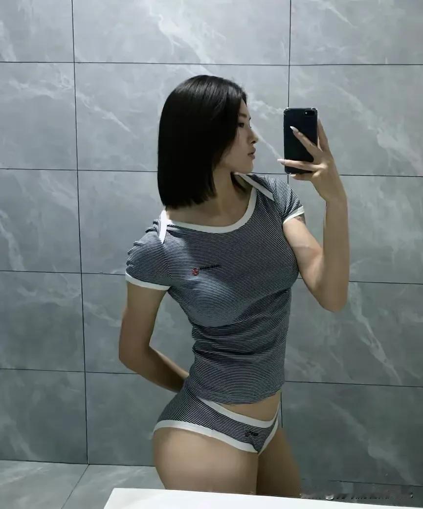 真美且风格也不错😍吴艳妮社媒晒三角裤紧身衣自拍，秀出好身材