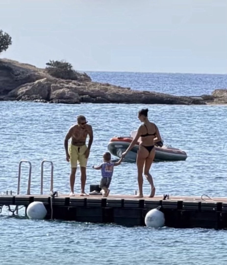 【pic】可爱希腊热心市民遇到一家三口在海边🏝️💗✨JustinBieber
