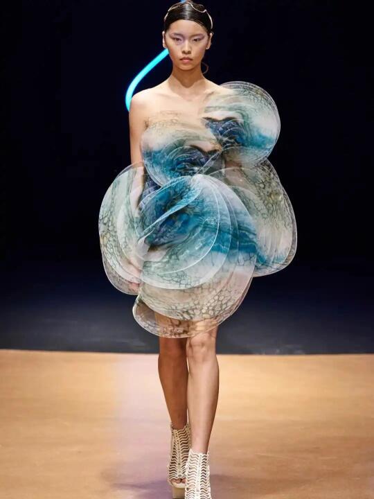 Iris van Herpen 2018秋冬高级定制系列名为“Synt...