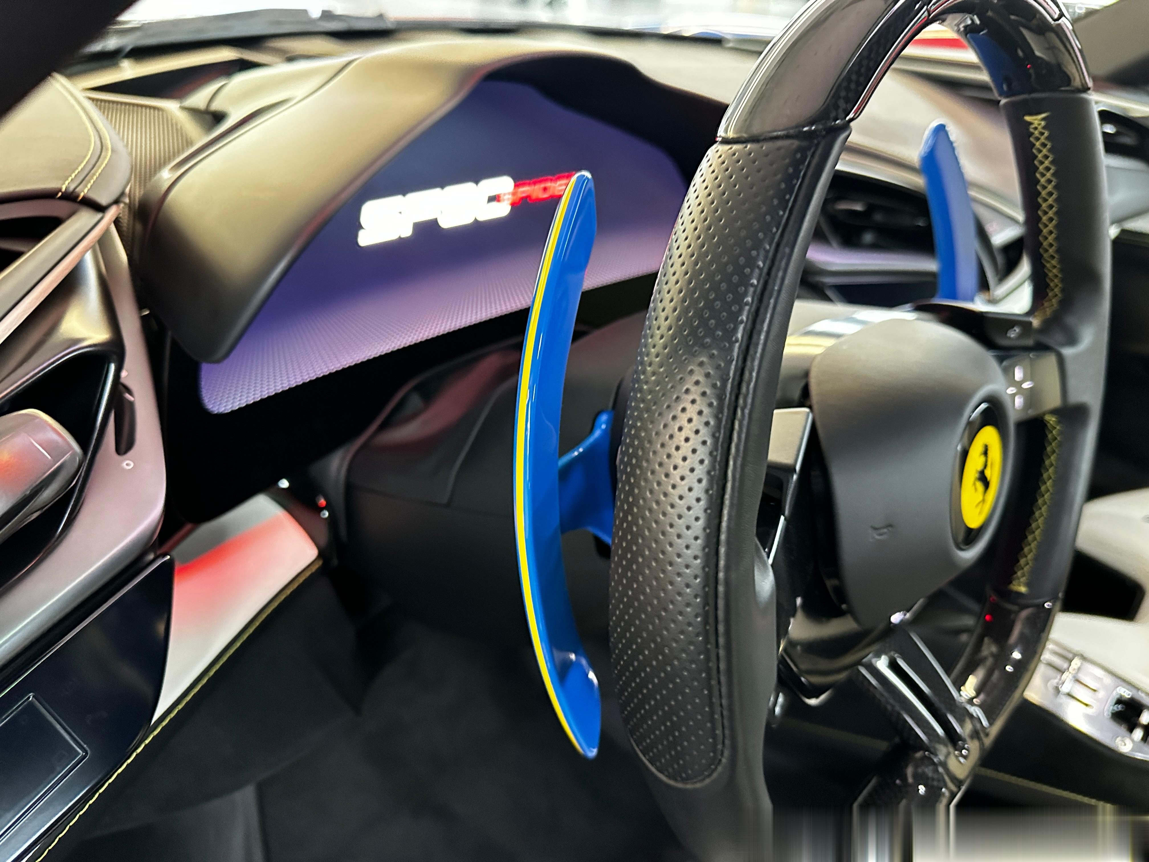 法拉利SF90 Spider 看了N台配色这台内饰配色正合我意[doge] ​​