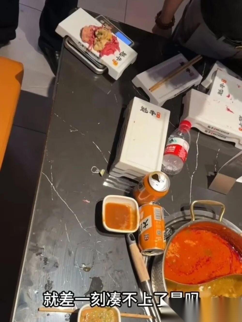 “玩不起了！”黑龙江哈尔滨，一男子去吃火锅自助，他“勤拿少取”，前后拿了40盘菜
