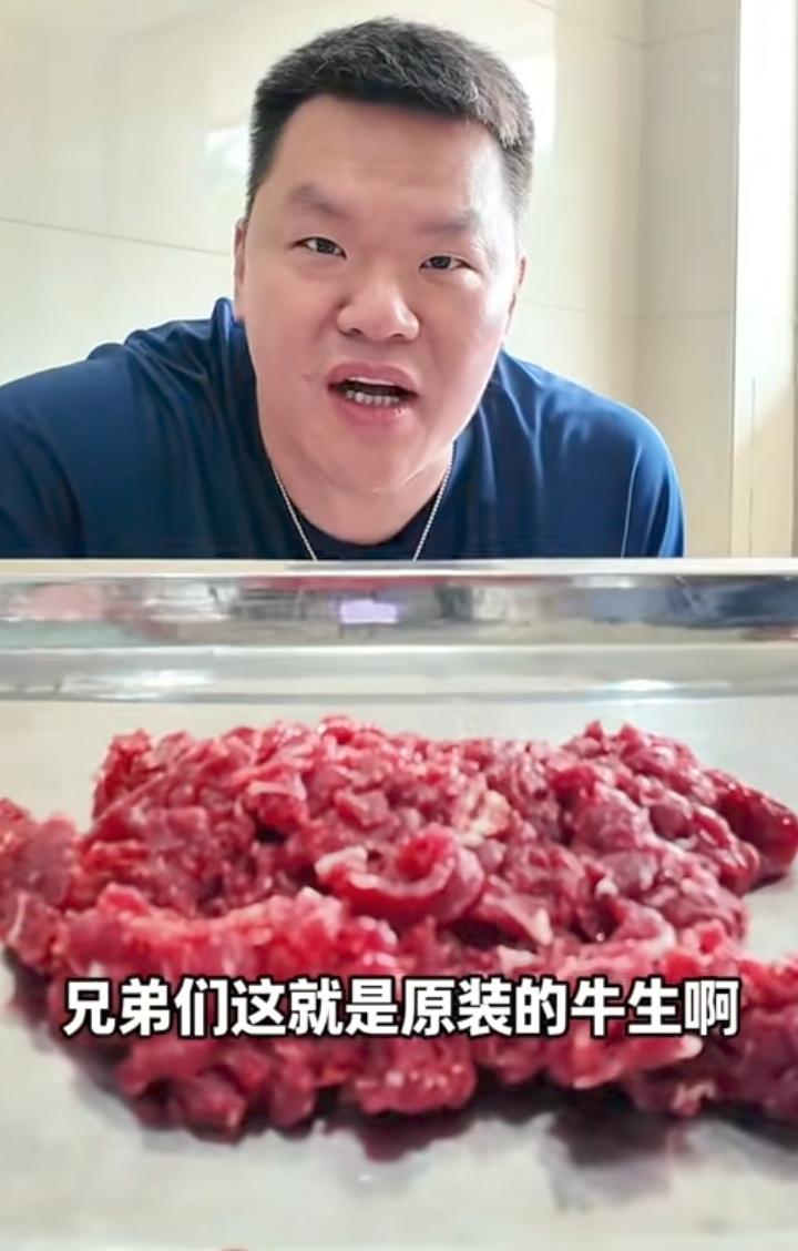 朱芳雨这胃是真厉害，生牛肉都能直接吃，关键是还吃的津津有味，一大盘就轻轻松松炫完