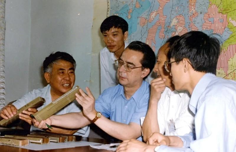 1963年,中国石油专家王德民教授因为长得太帅,被很多女生倒追,却不胜其烦,便提