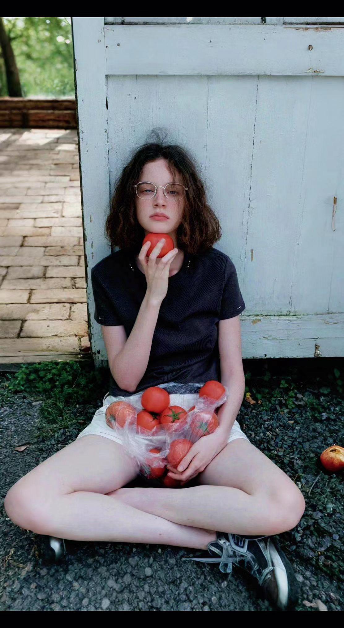 🍅夏日把心事藏进番茄里，酸甜是少女的独白。时光在砖缝里打盹，青春是未拆封的夏天