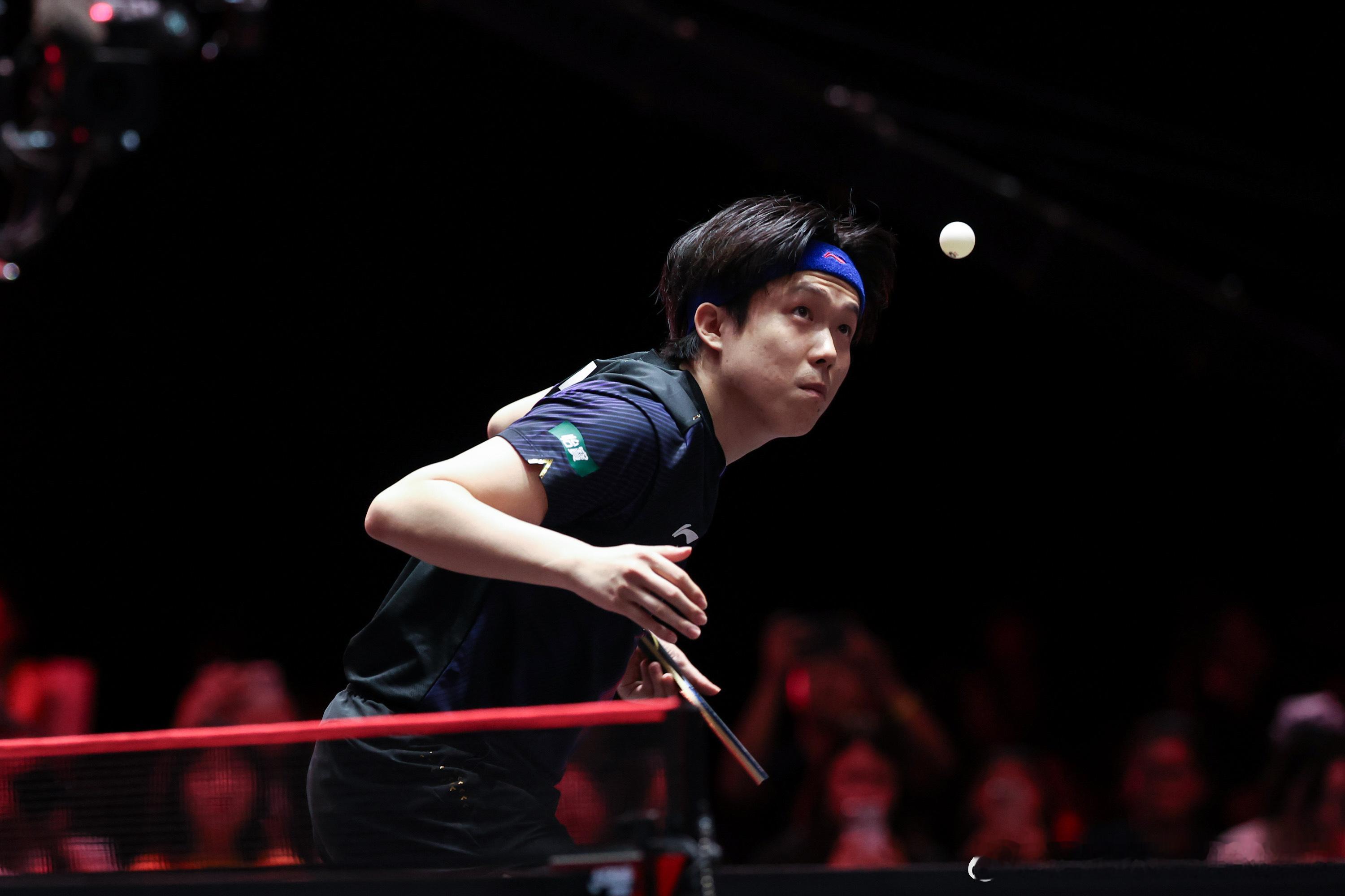 挥拍破千浪，热血淬锋芒！昂首，立脊，胆赤，向前！生活中的所有美好，皆由你亲手创造