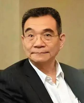 1979年，一名台湾连长冒死游泳横渡台湾海峡回到了祖国大陆，而他的妻子在接受审问
