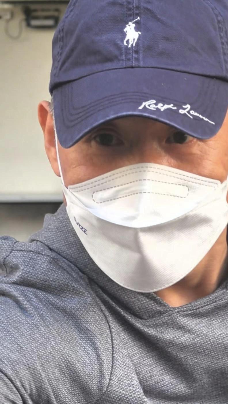 红馆后台通道挤满了人。张学友从排练厅出来，帽子压得低，背微微弓着，跟下午进场时比
