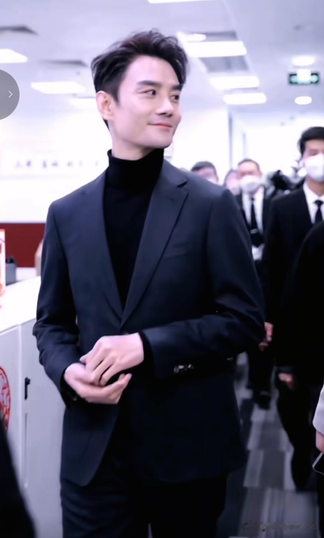 荧屏之上风骨清，人间零绯闻守心。王凯以演技说话，帅在皮骨更在灵。 [赞][赞][