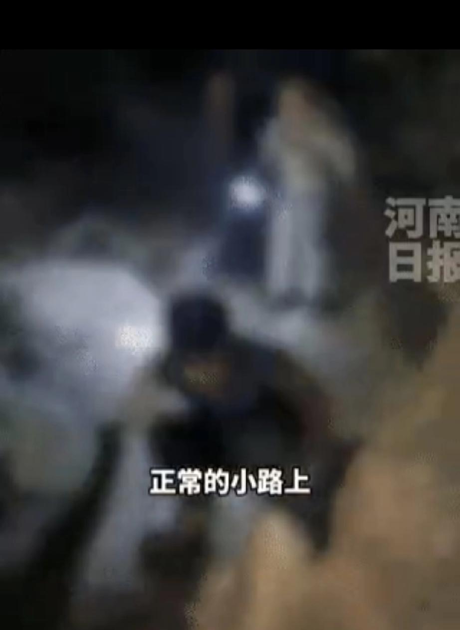 深夜，河南驻马店一位大哥在自家院子里纳凉时，发现对面黑黢黢的山顶上有个光点一直亮