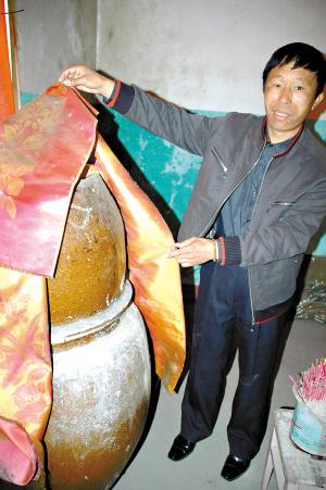 现代木乃伊？2000年，江西大孝子将刚刚去世的父亲放入缸中做成了“木乃伊”，一直