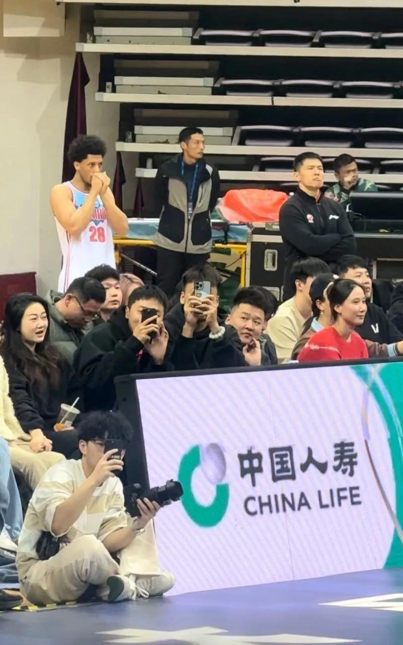 赵睿不忍了！在新疆男篮对阵同曦男篮的比赛中，发生了这样一件趣事，那就是赵睿和黄荣