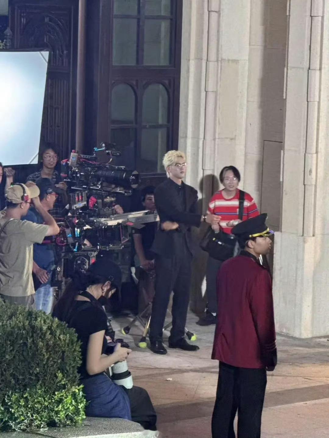 金瀚周峻纬新剧一身大佬味金瀚周峻纬新剧大佬味绝了！金瀚宝蓝西装超挺拔，周峻纬黄毛