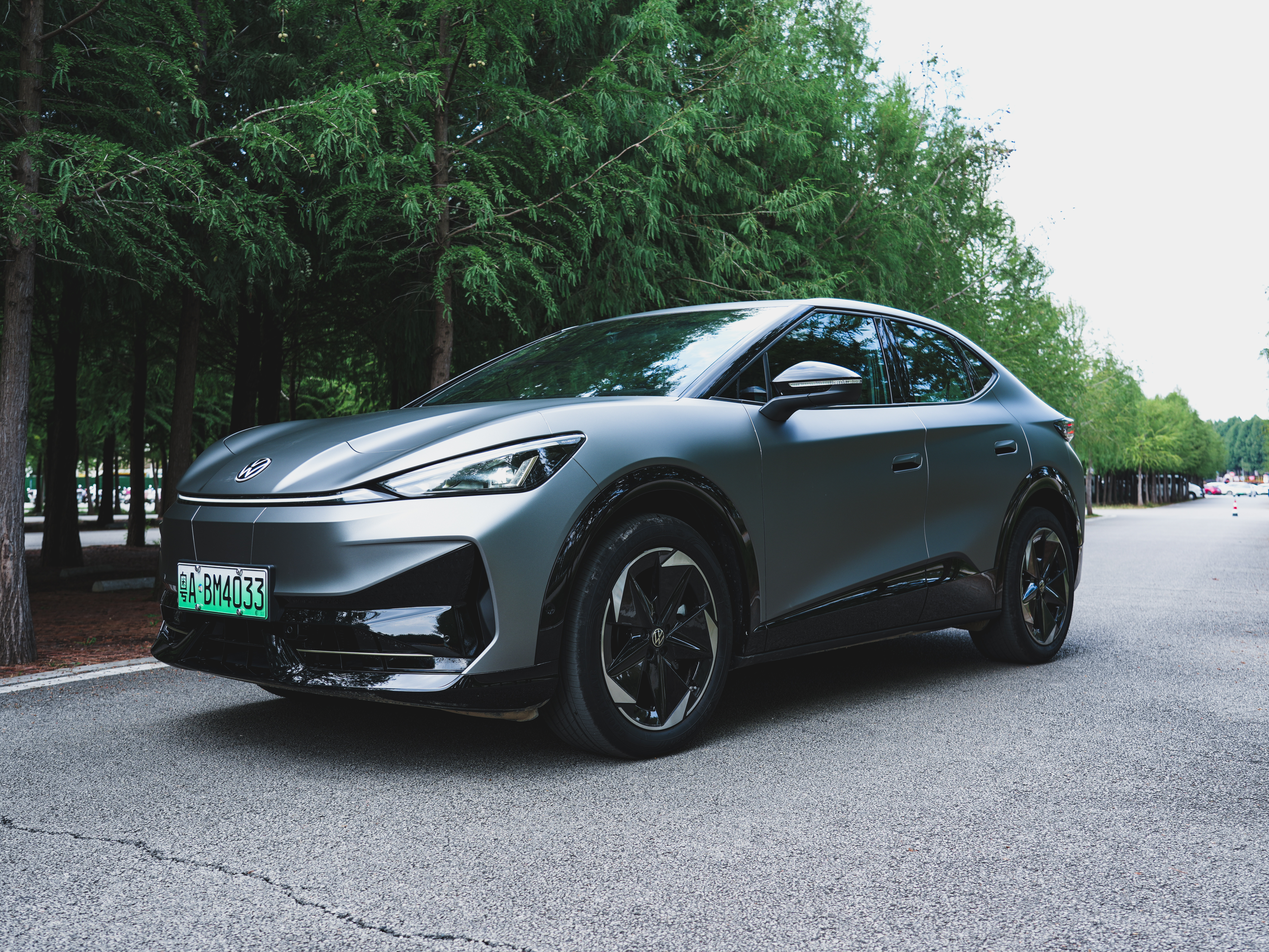 再来一组与众06的照片～今天同行的车队，有一辆渐变色的超级帅！暗光时是墨绿色💚