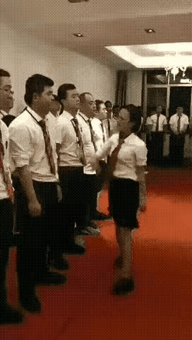 这帮男人太窝囊了，难道再找不到别的工作了吗？让一个女人来回扇耳光，丢了男人的尊严