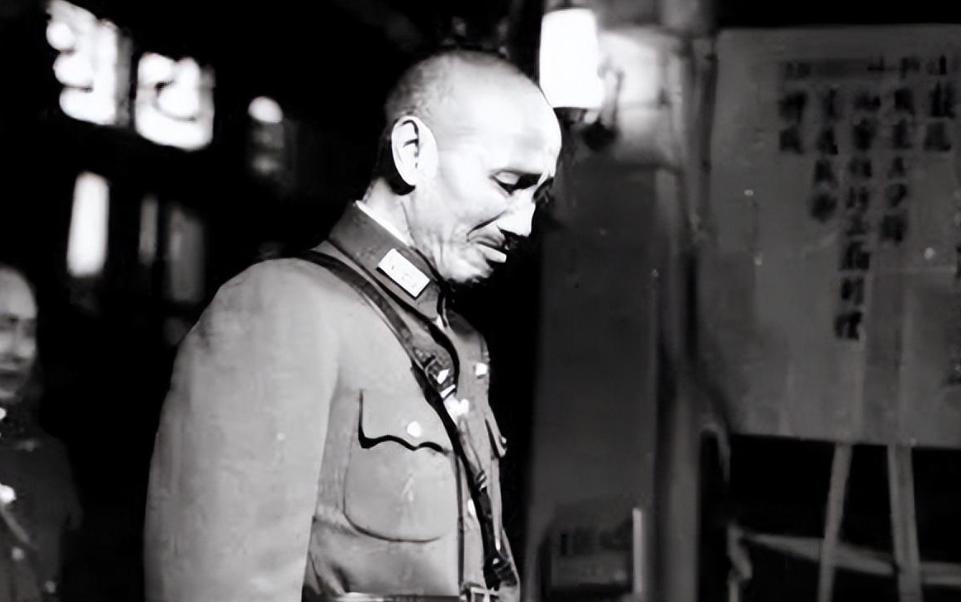 蒋介石
         退台时的3根手指，竟成历史谜团，
          