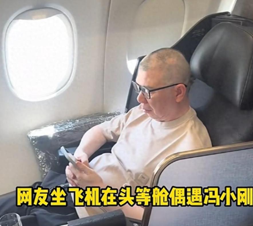 7 月 5 日，首尔飞往韩国济州岛的航班头等舱，冯小刚被偶遇，这回他没戴帽子，脑