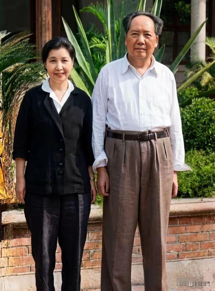 女红军曾志是井冈山时期就跟随毛主席的老红军，出于女人的心细和关心，她给主席买过袜