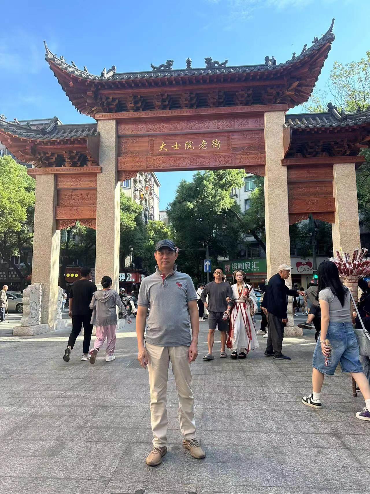 回到童年的老街。