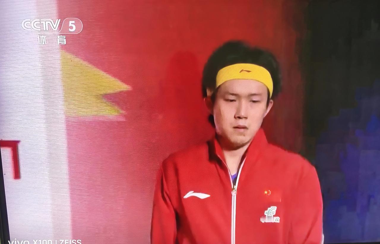 王楚钦🇨🇳上场！
背景音乐是《龙的传人》[赞]！
重要的第一盘由我们的一单出