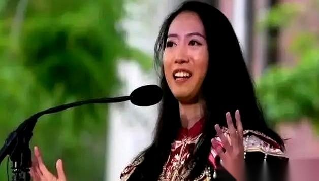 2025年5月29日，哈佛大学近400年校史上，第一次有一位中国女留学生站上了毕