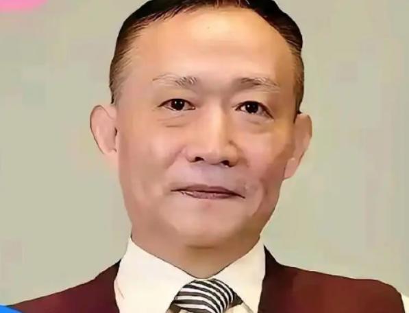 卢麒元又火了，网上吵得脸红脖子粗，谁也说服不了谁。他直播说“精英不爱国，就是下一