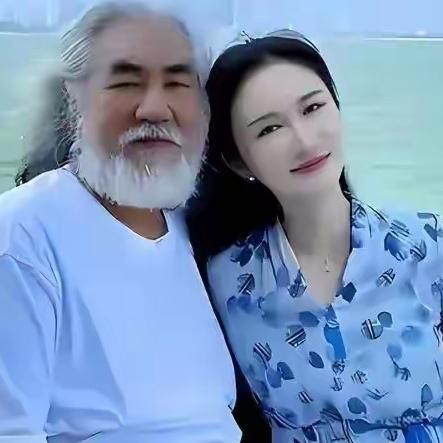 家人们，70 多岁老来得子的张纪中，竟因 1 岁女儿生日视频和网友“开战”了！这