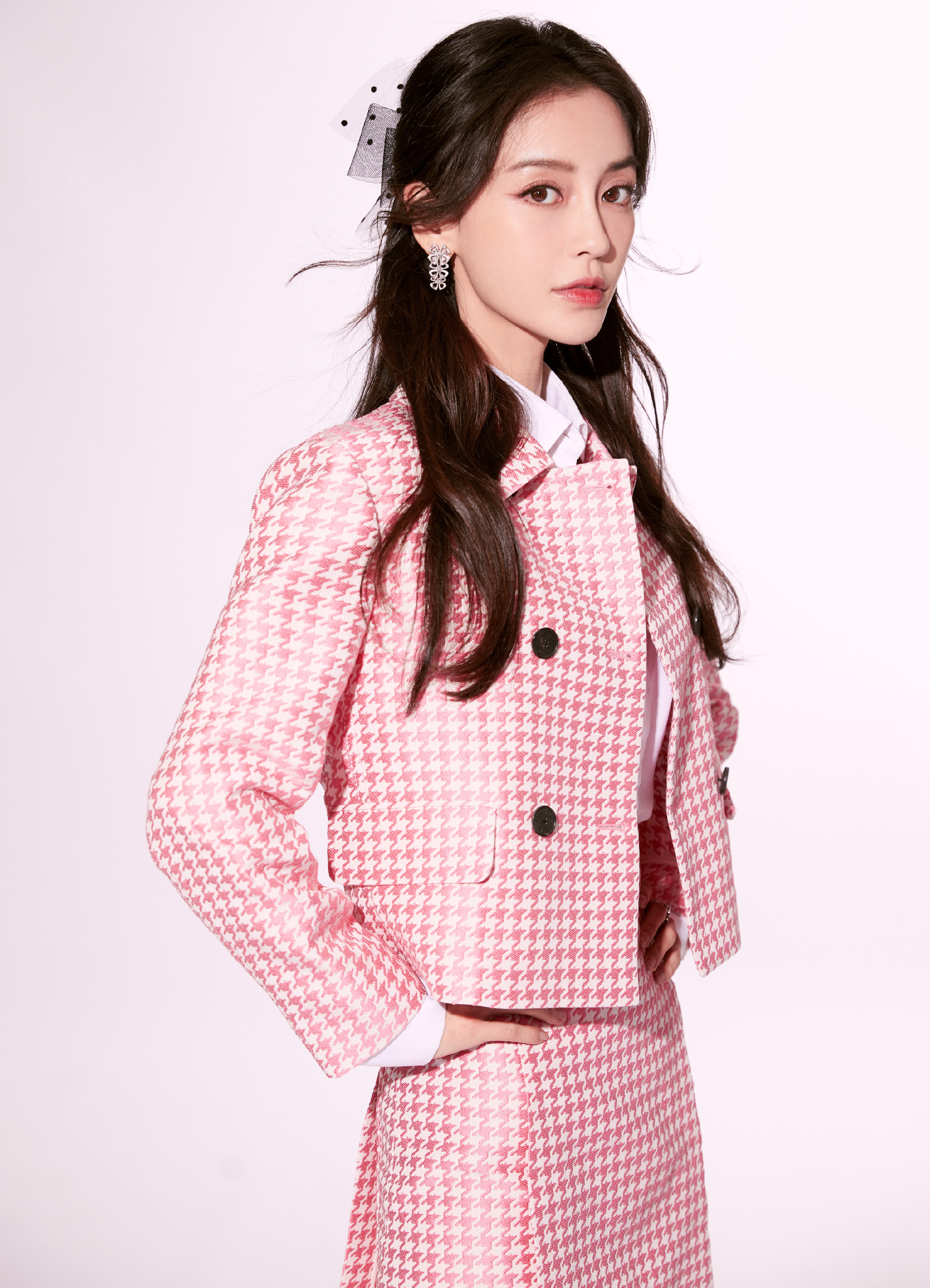angelababy[超话]  yyangelababy “心动似玫瑰在夜的霓虹