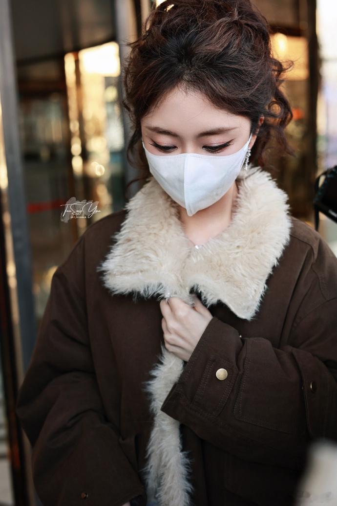 谭松韵百花迎春上班路透谭松韵百花迎春卷发高马尾上班路透 谭松韵百花迎春上班路透上