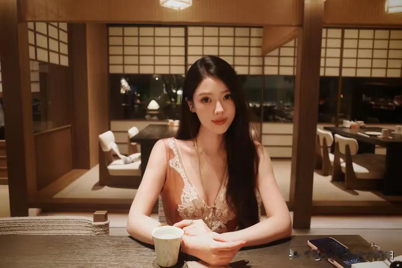 猜一猜，她对面坐着的是什么人？