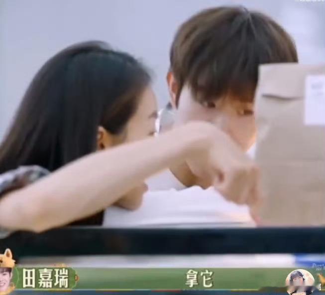 #有田嘉瑞在兜里存不住一分钱#田嘉瑞这种男友，买东西从不犹豫，还要给宋茜买最好的