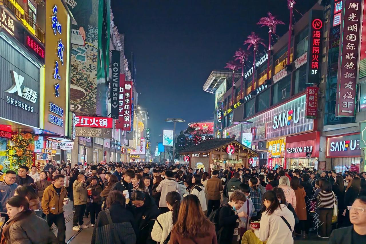 黄兴路的夜，是中国最热闹的夜！分享一张你在长沙拍的照片吧湖南旅行 长沙旅行
