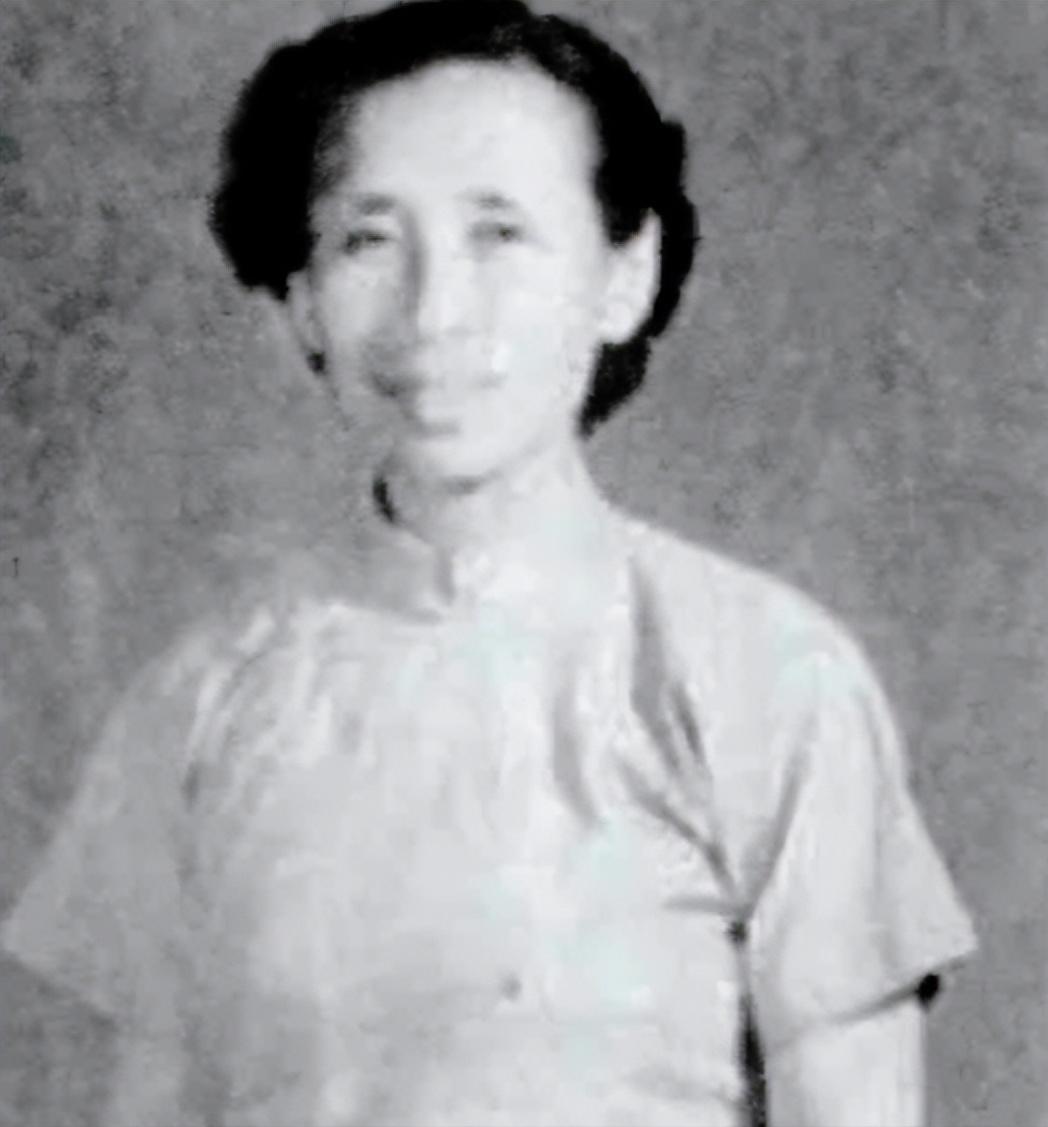 1932年，一个杂货铺老板娘白天出门倒垃圾，特务跟上去问她："你这里面什么这么臭