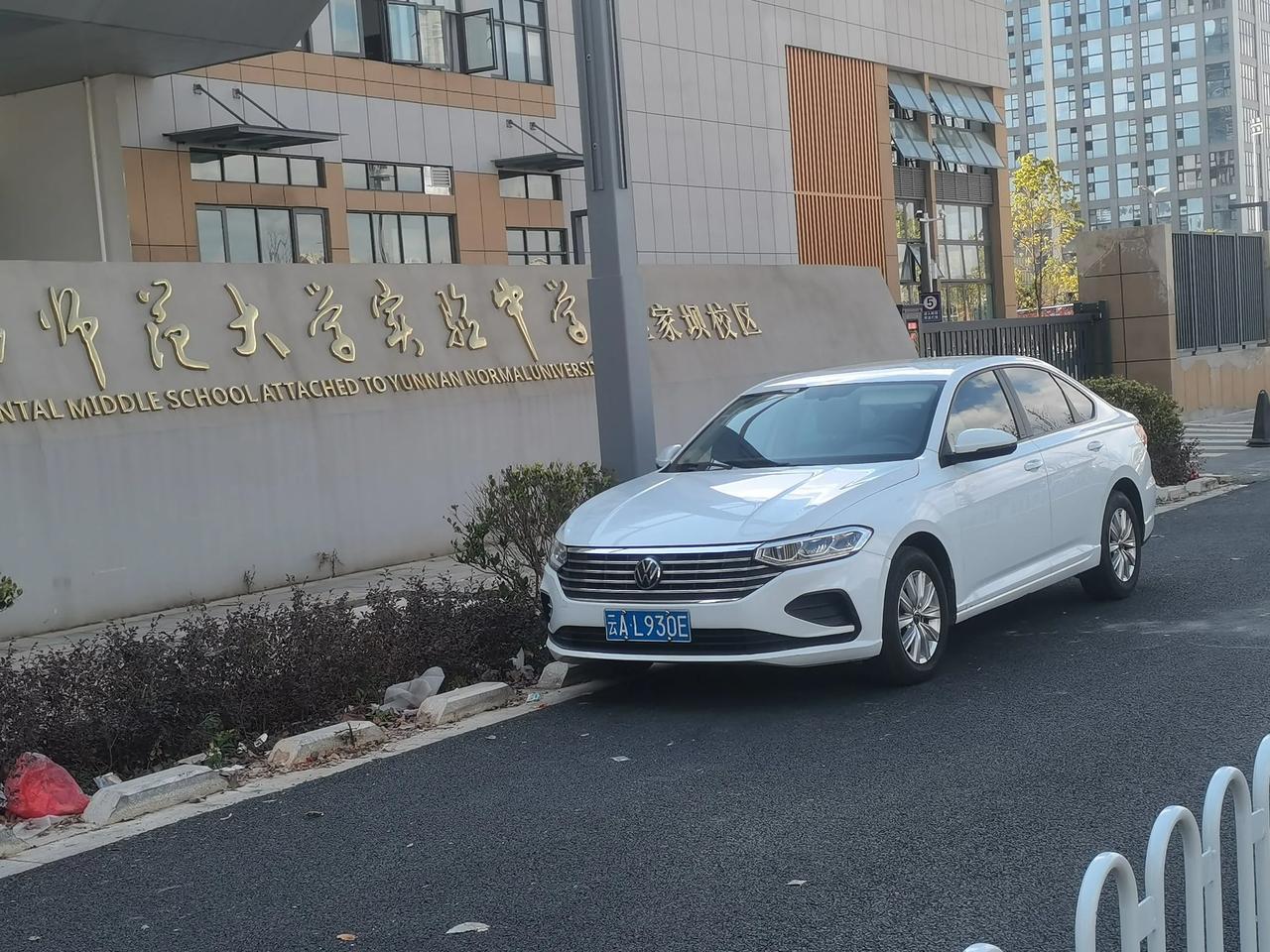 对了这种乱停车的，停在人行横道线上的学校门口，消防通道的，希望昆明的执法者，消防