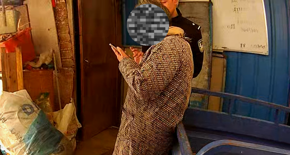 民警在一米外“远观屏幕”,却捕捉到关键线索!