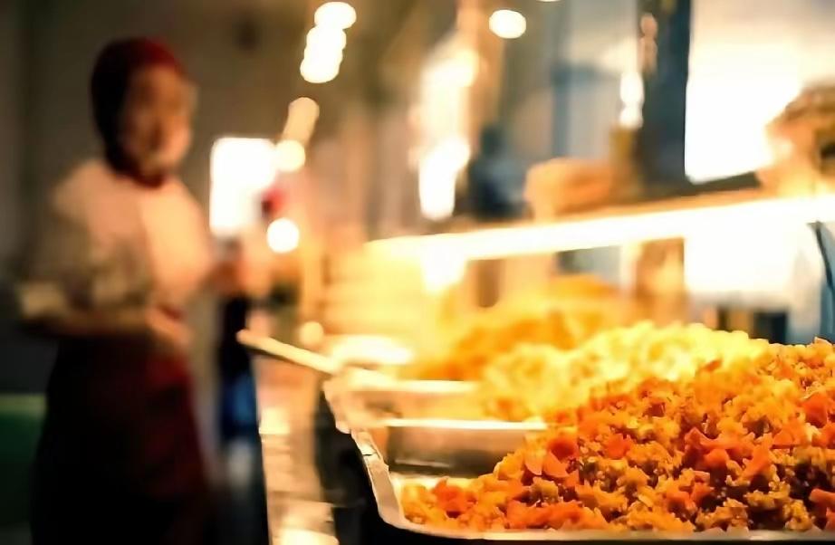 🌙北京这次是动真格了，直接下了死命令。2027年底前，中小学必须跟“校外配餐”