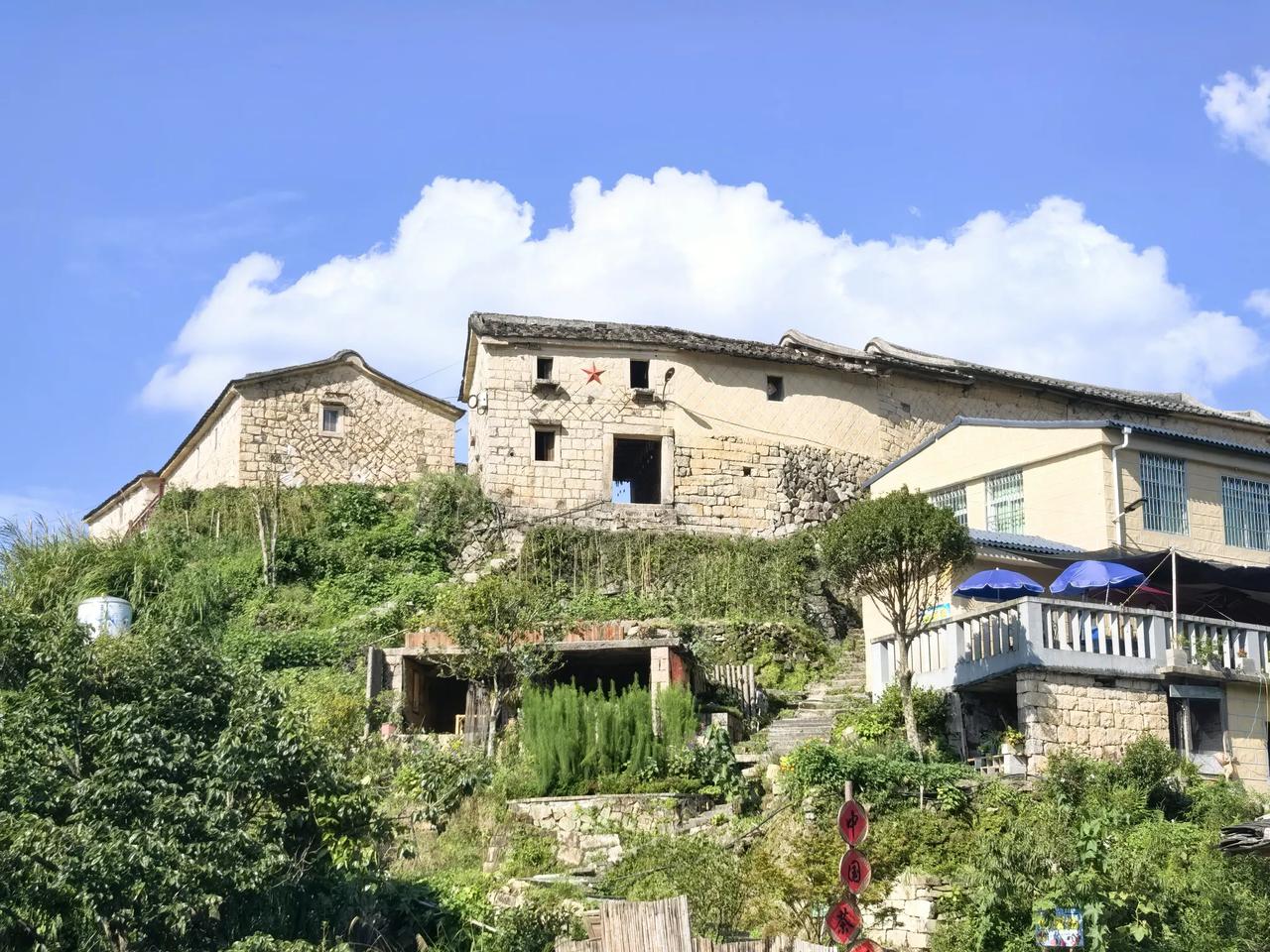 安溪是座山城，人口却非常密集，感觉是再偏的山头也都住满了人。