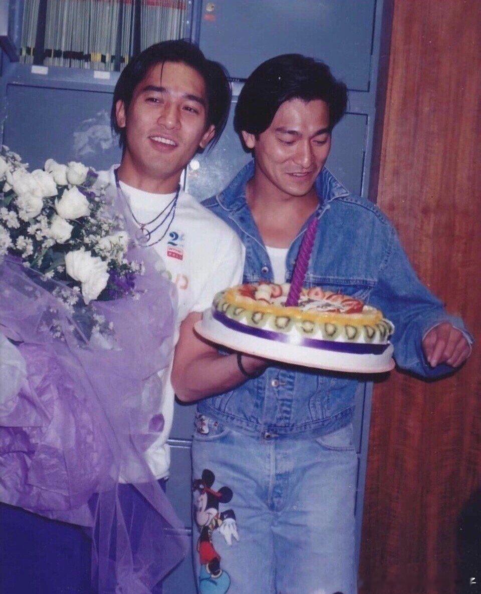 #刘德华梁朝伟重现金手指名场面#起猛了！看见两个影帝在点映现场飙戏了，不愧是影帝