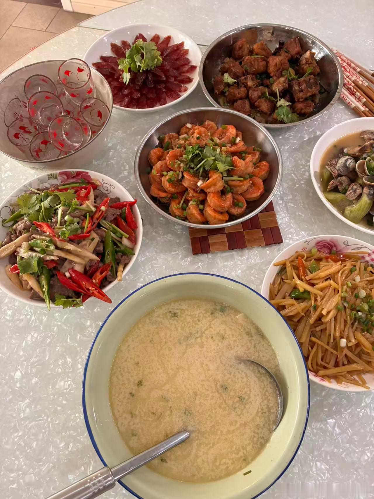 小孩姐和几个同学买菜去班主任家煮饭，不得不说新脑子就是不一样。不过这都是一个同学