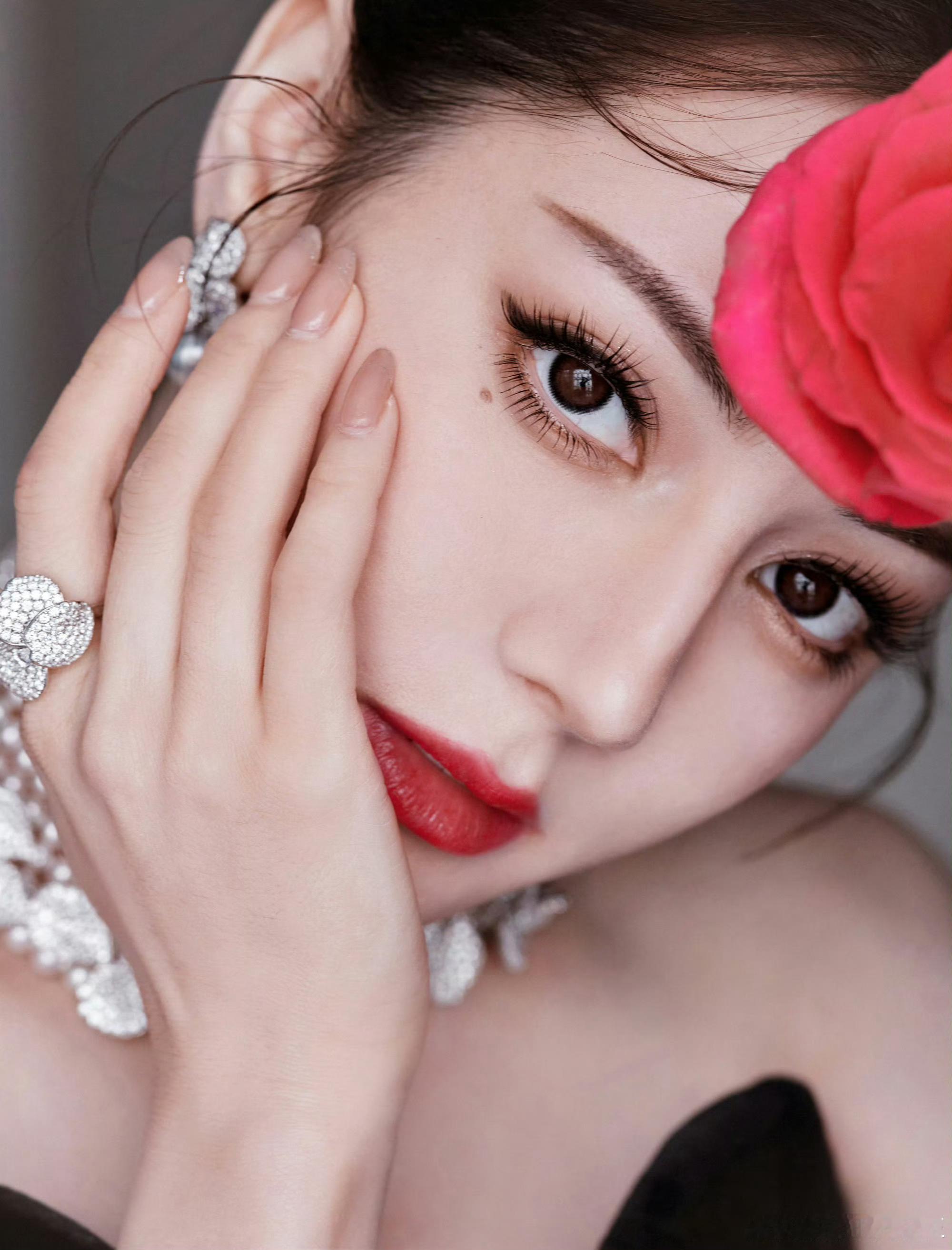 迪丽热巴 VOGUE群封预告迪丽热巴金九连庄撞刊迪丽热巴8姐太飒了！金九连庄撞刊