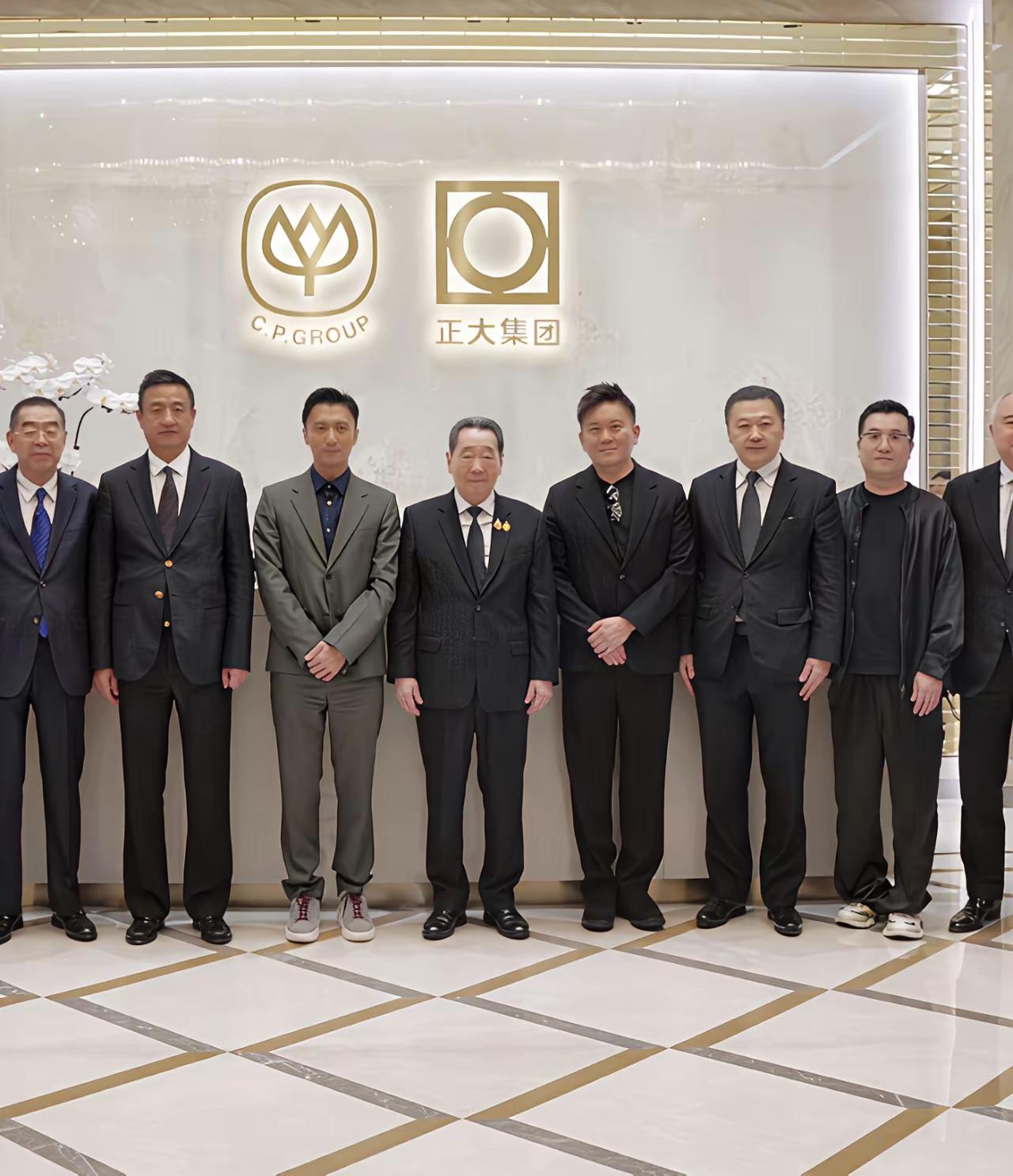 45岁谢霆锋七夕忙事业！现身正大集团总部谈合作，老板亲自接待气场拉满
 
45岁
